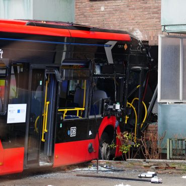 Der Schulbus mit 20 Kindern fuhr gegen eine Hauswand.