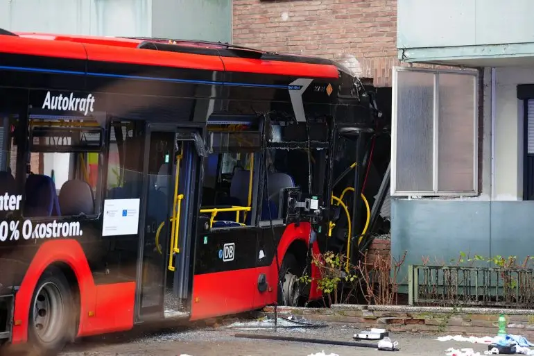 Der Schulbus mit 20 Kindern fuhr gegen eine Hauswand.