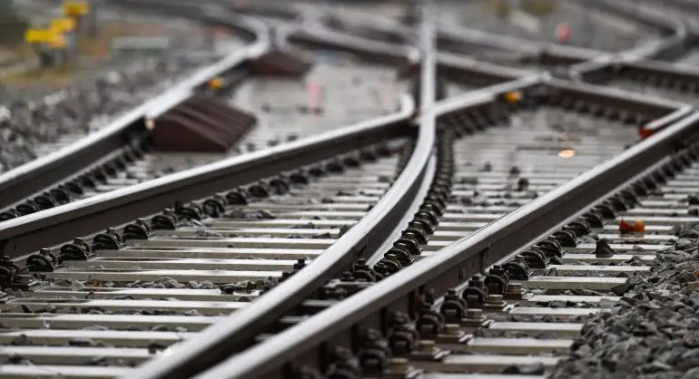 Es kommt zu Einschränkungen wegen Bauarbeiten auf der Bahnstrecke Kiel-Lübeck. (Symbolbild)