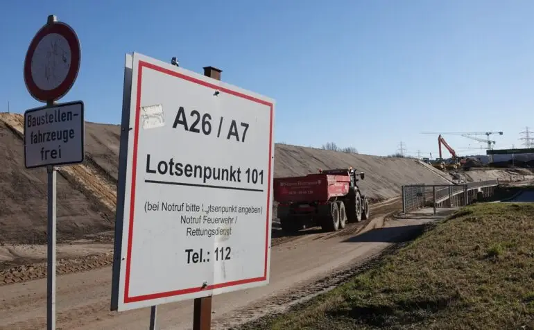 Das Bundesverkehrsministerium geht davon aus, dass sich die A26-Ost verteuert. (Archivbild)