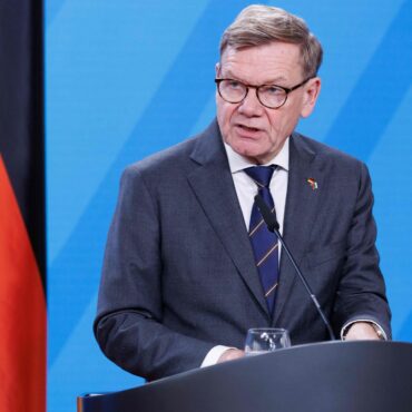 Außenminister Johann Wadephul (CDU) wird bei einer Pressekonferenz in Berlin gefragt, welche Auswirkungen der Hamburger Prozess um den Nord-Stream-Anschlag auf das Verhältnis zur Ukraine haben könnte.