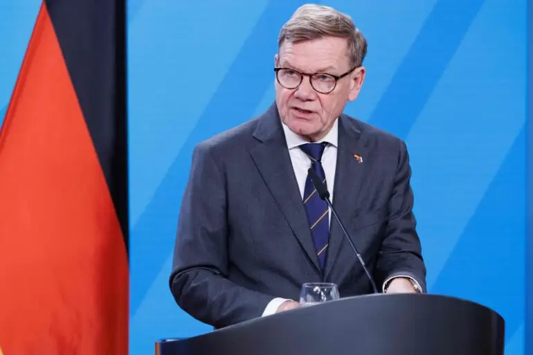 Außenminister Johann Wadephul (CDU) wird bei einer Pressekonferenz in Berlin gefragt, welche Auswirkungen der Hamburger Prozess um den Nord-Stream-Anschlag auf das Verhältnis zur Ukraine haben könnte.
