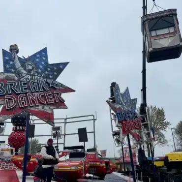 Schausteller beim Aufbau der Fahrgeschäfte für den Jahrmarkt 2026 auf dem Heymannsparkplatz in Wyk auf Föhr.