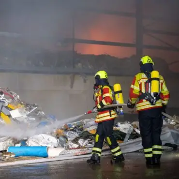 Etwa 120 Einsatzkräfte sind bei dem Brand im Einsatz - darunter drei Trupps mit Atemschutz.