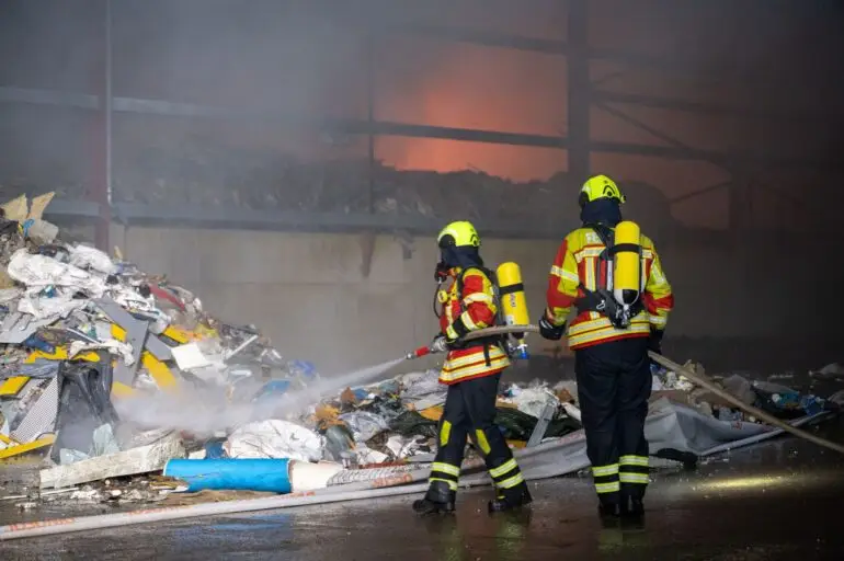 Etwa 120 Einsatzkräfte sind bei dem Brand im Einsatz - darunter drei Trupps mit Atemschutz.
