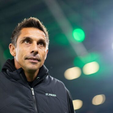 Fährt zuversichtlich mit dem FC St. Pauli nach Darmstadt: Trainer Marcel Rapp. (Archivbild)