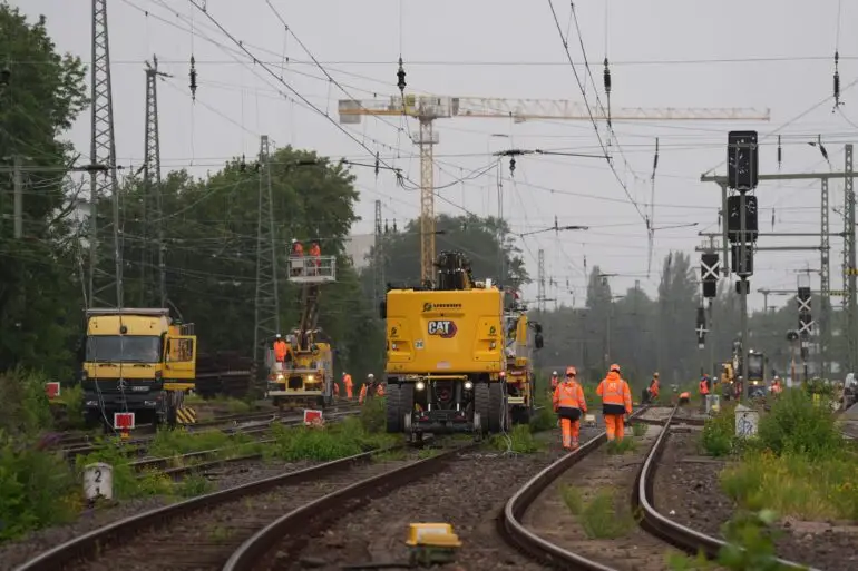 Blick auf die Gleise an der Bahnstrecke zwischen Bahnhof Altona und Diebsteich. (Archivbild)