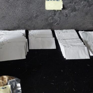 Bei Durchsuchungen fanden Fahnder Geldscheine in Briefumschlägen einsortiert - bereit zur Auszahlung an die Arbeitnehmerinnen und Arbeitnehmer. (Handout)