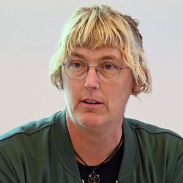 Gewerkschafterin Yvonne Heimbüchel kritisiert Schulsenatorin Bekeris. (Archivbild)