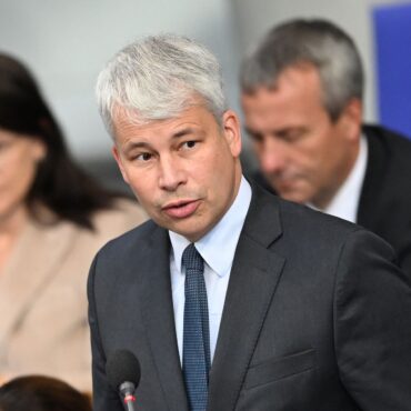 Die Verbindung von Neubau und Ertüchtigung an der bestehenden Strecke werden nach Aussage von Verkehrsminister Steffen Bilger konkrete Verbesserungen vor Ort schaffen.
