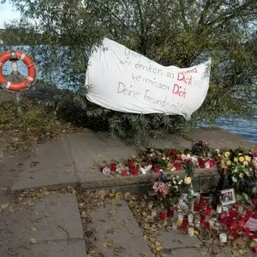 Nach der Tat erinnerten Kerzen und Blumen an den ermordeten 16-Jährigen. (Archivbild)