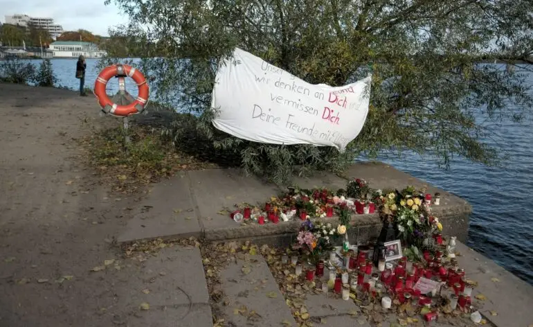 Nach der Tat erinnerten Kerzen und Blumen an den ermordeten 16-Jährigen. (Archivbild)