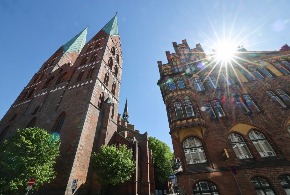 Die Lübecker Marienkirche bleibt mindestens ein Jahr lang wegen Renovierungsarbeiten geschlossen. (Archivbild)