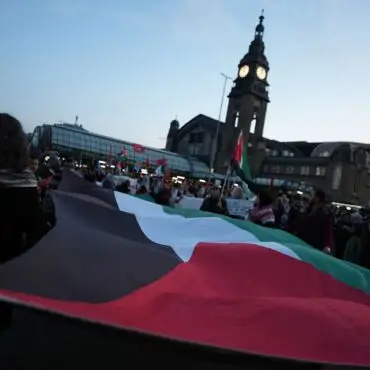 Hunderte Menschen demonstrieren am dritten Jahrestag des Hamas-Überfalls auf Israel unter dem Motto «Drei Jahre Genozid».
