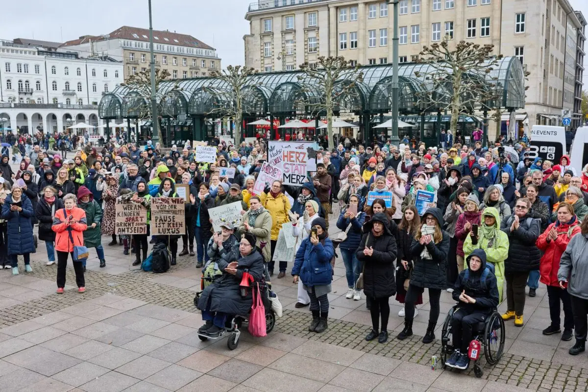 Mehrere Hundert Menschen protestieren auf dem Hamburger Rathausmarkt gegen Einsparungen im Gesundheitswesen.