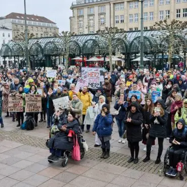 Mehrere Hundert Menschen protestieren auf dem Hamburger Rathausmarkt gegen Einsparungen im Gesundheitswesen.
