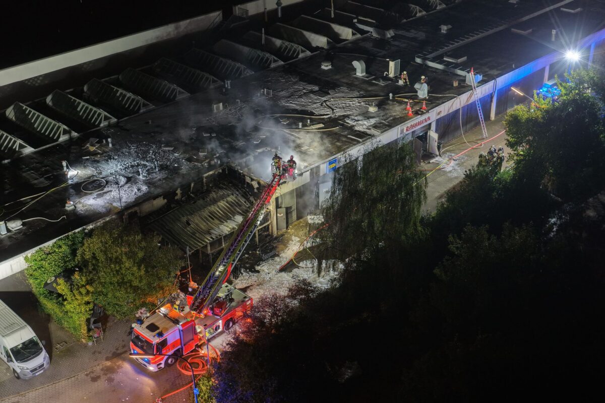 Ein Brand im Bereich einer Einkaufspassage in Norderstedt hat einen hohen Sachschaden angerichtet.