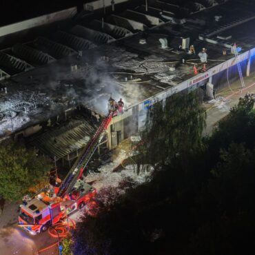 Ein Brand im Bereich einer Einkaufspassage in Norderstedt hat einen hohen Sachschaden angerichtet.