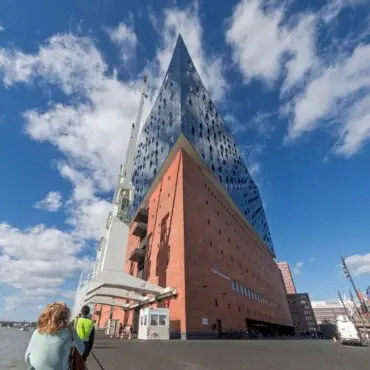 Von Montag an kostet ein Besuch der Elbphilharmonie-Plaza fünf Euro pro Person.