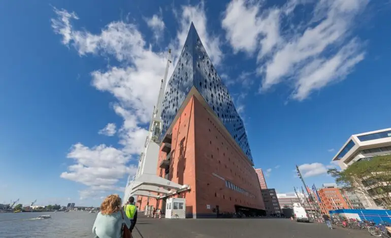 Von Montag an kostet ein Besuch der Elbphilharmonie-Plaza fünf Euro pro Person.