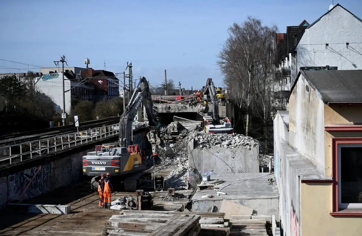 Ende Oktober sollen an der Eisenbahnüberführung Holstenstraße sechs neue Brückenteile eingehoben werden. (Archivbild)