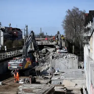 Ende Oktober sollen an der Eisenbahnüberführung Holstenstraße sechs neue Brückenteile eingehoben werden. (Archivbild)