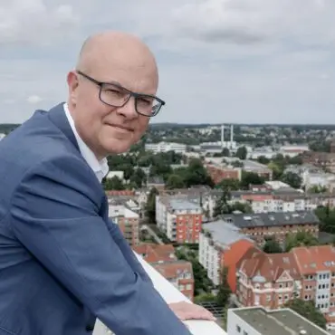 Schleswig-Holsteins Umweltminister Tobias Goldschmidt (Grüne) kritisiert die Energiewende-Pläne der Bundesregierung scharf. (Archivbild)