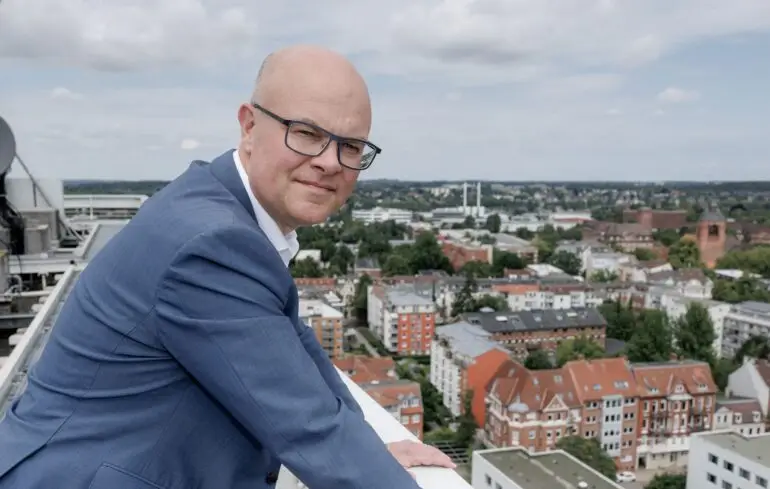 Schleswig-Holsteins Umweltminister Tobias Goldschmidt (Grüne) kritisiert die Energiewende-Pläne der Bundesregierung scharf. (Archivbild)