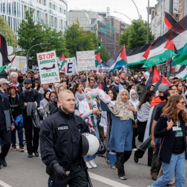 Eine frühere Pro-Palästina-Veranstaltung in der Innenstadt. Hamburgs Verfassungsschutz warnt vor einer anderen Demonstration am kommenden Mittwoch, dem Jahrestag des Hamas-Überfalls auf Israel. (Archivbild)
