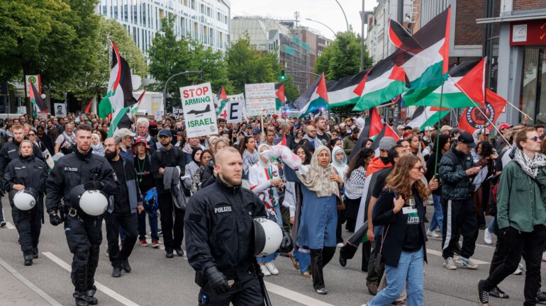 Eine frühere Pro-Palästina-Veranstaltung in der Innenstadt. Hamburgs Verfassungsschutz warnt vor einer anderen Demonstration am kommenden Mittwoch, dem Jahrestag des Hamas-Überfalls auf Israel. (Archivbild)