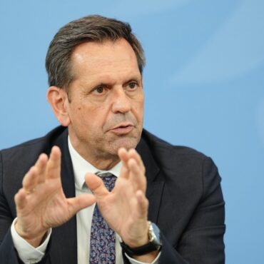 Niedersachsens Regierungschef Lies will weiter für ein drittes Gleis auf der Bestandsstrecke kämpfen. (Archivbild)