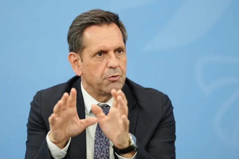 Niedersachsens Regierungschef Lies will weiter für ein drittes Gleis auf der Bestandsstrecke kämpfen. (Archivbild)