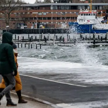 Wer am Wochenende Pläne hat, sollte den Schirm und die Regenjacke griffbereit haben. (Symbolbild)