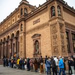 Lange Besucherschlangen vor der Kunsthalle beim Aktionstag 2024. Auch in diesem Jahr ist die Hamburger Kunsthalle bei "#seeforfree" am Reformationstag dabei.