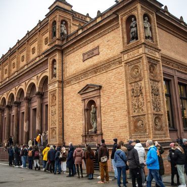 Lange Besucherschlangen vor der Kunsthalle beim Aktionstag 2024. Auch in diesem Jahr ist die Hamburger Kunsthalle bei "#seeforfree" am Reformationstag dabei.