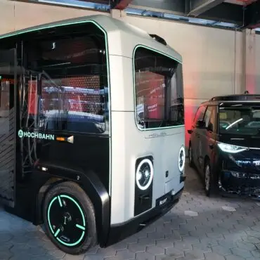 Die Hochbahn testet autonom fahrende Busse des Anbieters Holon (links im Bild). (Archivbild)