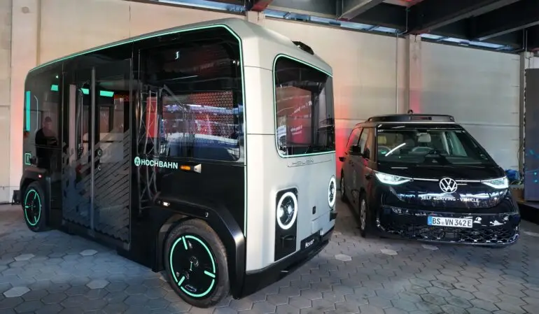Die Hochbahn testet autonom fahrende Busse des Anbieters Holon (links im Bild). (Archivbild)