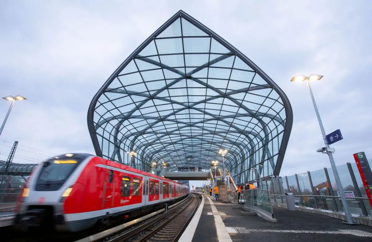 An der S-Bahn-Station «Elbbrücken» wurde am Donnerstag ein 23 Jahre alter Mitarbeiter der DB Sicherheit von einem Mann ins Gesicht geschlagen. (Symbolbild)