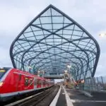 An der S-Bahn-Station «Elbbrücken» wurde am Donnerstag ein 23 Jahre alter Mitarbeiter der DB Sicherheit von einem Mann ins Gesicht geschlagen. (Symbolbild)