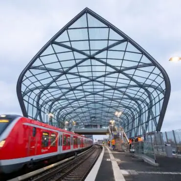 An der S-Bahn-Station «Elbbrücken» wurde am Donnerstag ein 23 Jahre alter Mitarbeiter der DB Sicherheit von einem Mann ins Gesicht geschlagen. (Symbolbild)