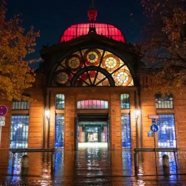 Das Wetter im Norden zeigt sich von seiner ungemütlichen Seite. In Hamburg wurde der Fischmarkt in der Nacht bereits überschwemmt.
