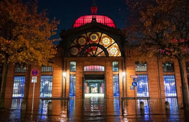 Das Wetter im Norden zeigt sich von seiner ungemütlichen Seite. In Hamburg wurde der Fischmarkt in der Nacht bereits überschwemmt.