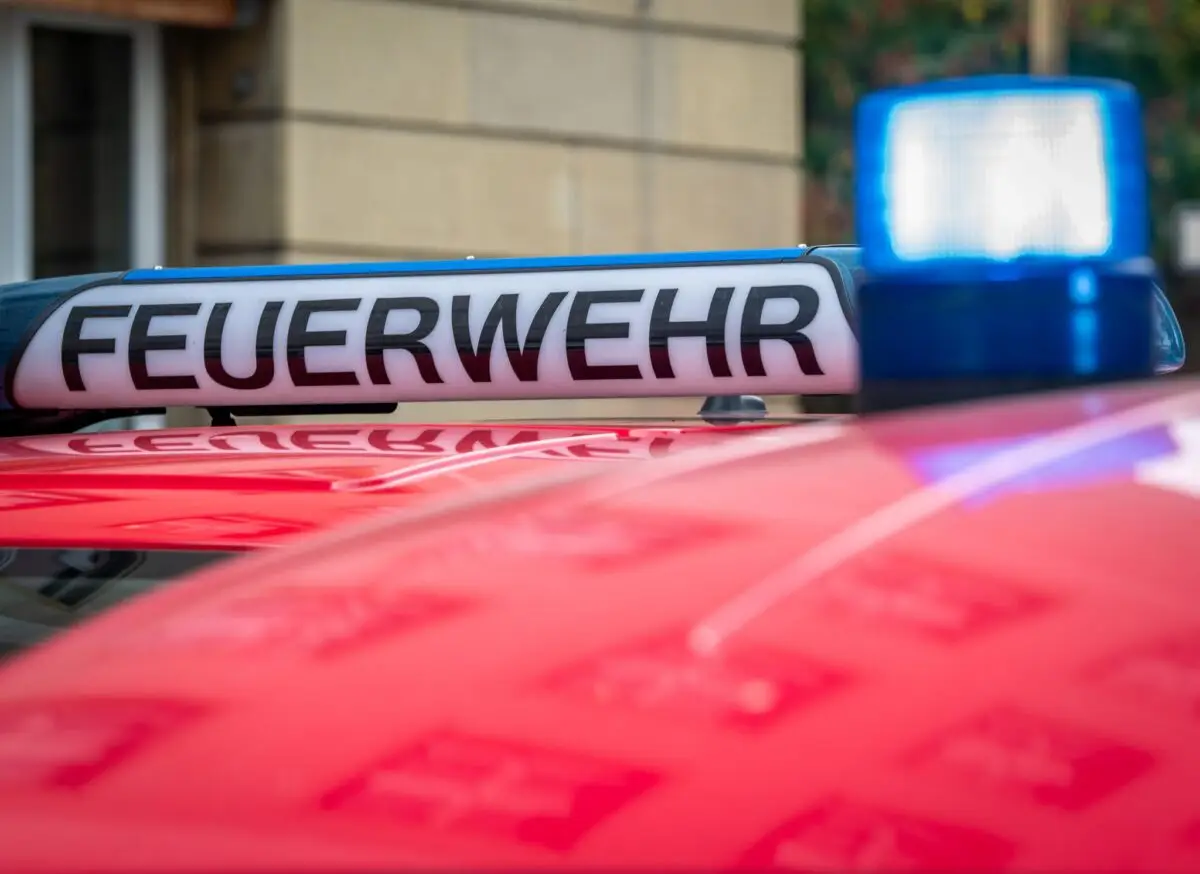 Die Feuerwehr brachte die Bewohner des evakuierten Hauses zunächst in Bussen unter. (Symbolbild)