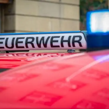 Die Feuerwehr brachte die Bewohner des evakuierten Hauses zunächst in Bussen unter. (Symbolbild)