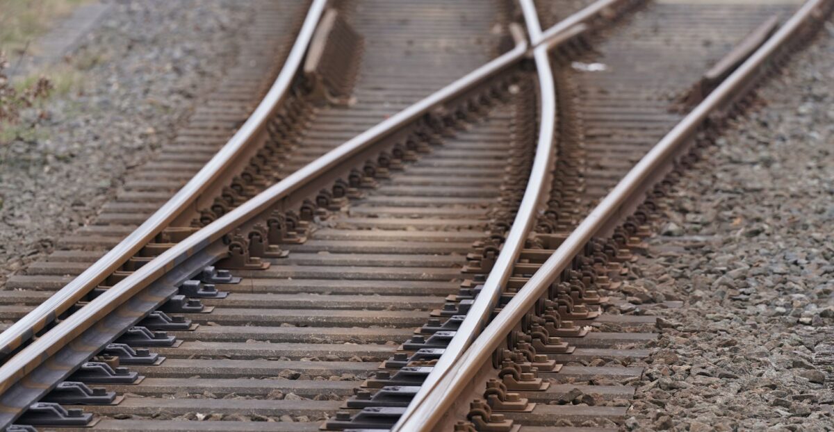 Ein Mann fuhr auf dem Stoßdämpfer einer Regionalbahn mit. (Symbolbild)