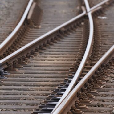 Ein Mann fuhr auf dem Stoßdämpfer einer Regionalbahn mit. (Symbolbild)