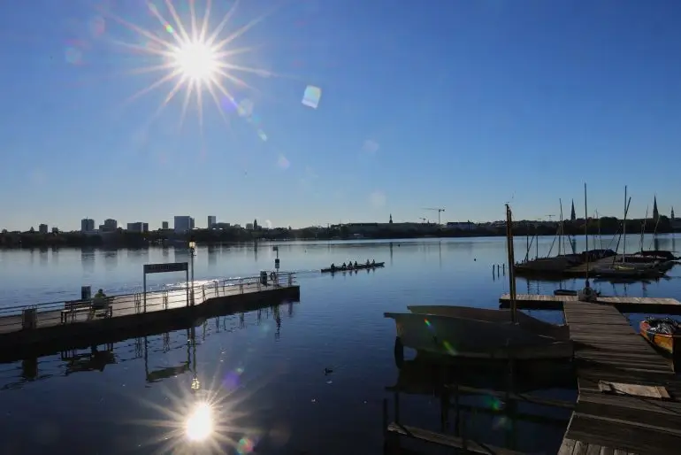 Im Oktober zählten die Meteorologen in Hamburg überdurchschnittlich viele Sonnenstunden. (Archivbild)