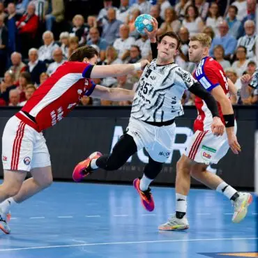 Hamburgs Jan Schmidt (l) versucht, Kiels Domen Makuc am Torwurf zu hindern.
