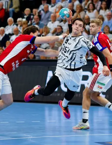 Hamburgs Jan Schmidt (l) versucht, Kiels Domen Makuc am Torwurf zu hindern.