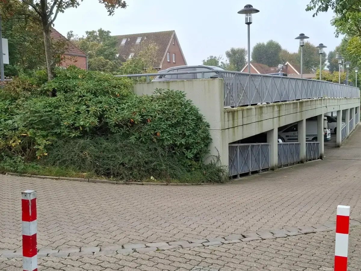 Parkdeck am Königsgarten in Wyk auf Föhr, das vom 2. bis 13. November 2026 wegen Betonsanierungsarbeiten gesperrt wird.